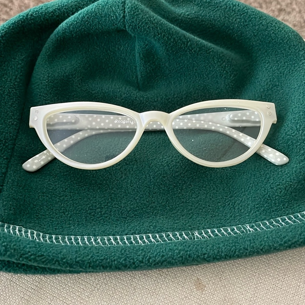 Cream Cat-Eye Glasses 2.0